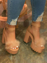 Tacones de plataforma gruesos con parches de plumas